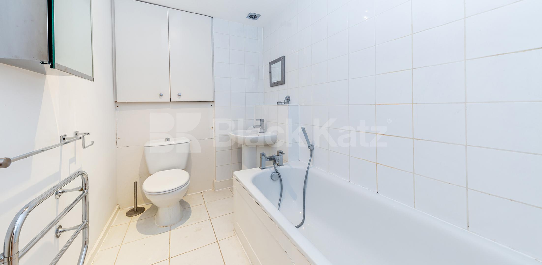 Spacious studio set in a secure private building overlooking Regents Park Cumberland Terrace, Regents Park / Marylebone